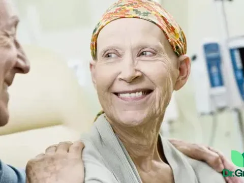 Phát hiện bị ung thư, có cần vội điều trị ngay không? BS Phạm Nguyên Quý mách việc cần làm