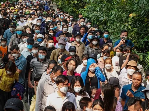 'Biển người' đổ về đền Hùng dâng hương