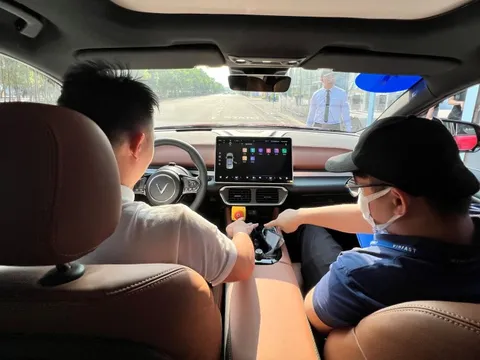 Đại gia mua 10 chiếc VinFast VF8, khách lái thử thốt lên "đáng đồng tiền bát gạo"