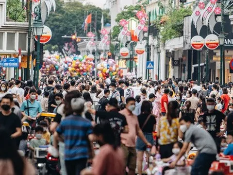 ẢNH: Người dân Hà Nội chen chân tại phố đi bộ hồ Gươm ngày nghỉ lễ Giỗ Tổ Hùng Vương