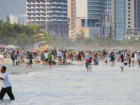 Biển Đà Nẵng đông nghịt khách từ tinh mơ