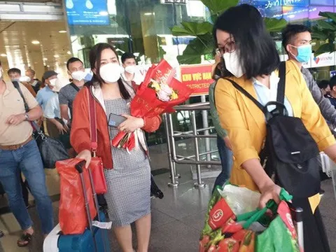 Sân bay Tân Sơn Nhất đông đúc hành khách trở lại TP.HCM trong ngày cuối nghỉ Lễ giỗ Tổ