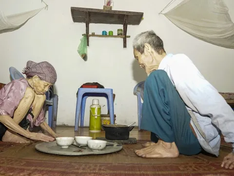 Cảm phục cuộc sống của ông điếc, bà mù ở Hà Nội - yêu thương chiều chuộng 'tuổi xế chiều'