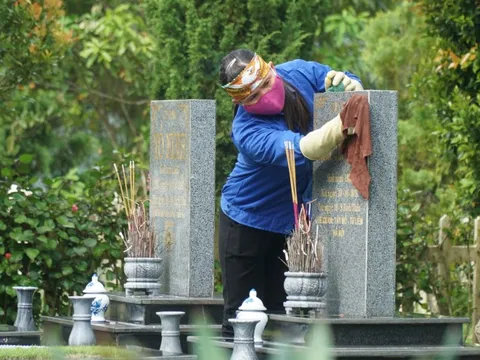 Người phụ nữ "giúp việc cho người đã khuất" ở nghĩa trang: Phải làm thật cẩn thận