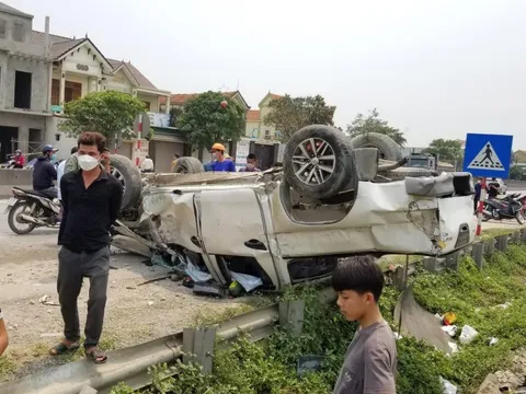 Tàu hỏa hất văng xe bán tải, tài xế thoát chết thần kỳ