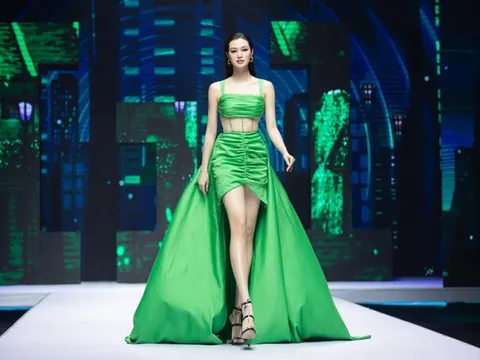 Khánh My thần thái quyến rũ, đảm nhận vai trò vedette trên sàn catwalk