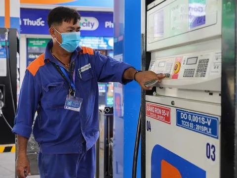 Ngày mai, giá xăng dầu tiếp tục giảm mạnh?