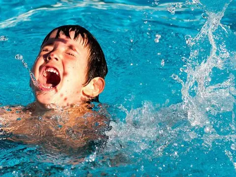 Bố cứu sống con đuối nước nhờ sự bình tĩnh: Lời nhắn nhủ đắt giá dành cho tất cả phụ huynh