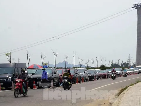 Bến phà quá tải, du khách xếp hàng từ sáng đến trưa rời Cát Bà