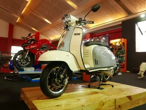 Xe tay ga siêu sang, đi thả ga với bình xăng "khủng" 11 lít ra mắt "sát nách" Việt Nam