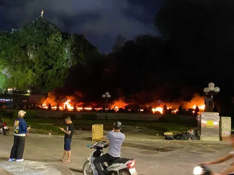 Hiện trường vụ cháy khu chợ hải sản lớn nhất Hạ Long