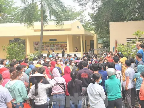 Công nhân đi làm bảo hiểm thất nghiệp đông như hội ở Bình Dương