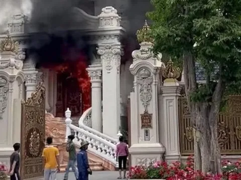 Nóng: Cháy ngùn ngụt tại 1 lâu đài ở Quảng Ninh, nữ chủ nhà mắc kẹt được giải cứu kịp thời