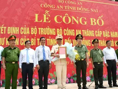 Công bố quyết định thăng quân hàm vượt cấp cho người hùng cứu 4 người đuối nước