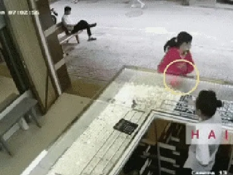 Clip: Người phụ nữ cướp tiệm vàng rồi tẩu thoát bằng cách... chạy bộ giữa ban ngày, vài giây sau liền bị bắt