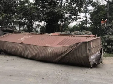 Xe tải đâm vào vách núi, lái xe tử vong tại chỗ