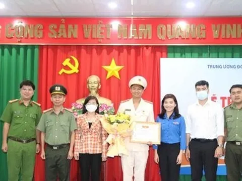 Đại úy Thái Ngô Hiếu nhận “Huy hiệu tuổi trẻ dũng cảm” của Trung ương Đoàn