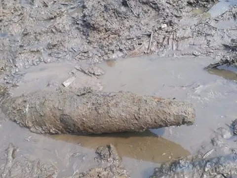 Thừa Thiên-Huế: Phát hiện 2 quả đạn pháo lúc thi công bờ kè