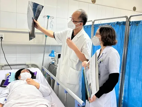 Người phụ nữ mù mắt, co giật sau khi làm đẹp tại spa người quen giới thiệu