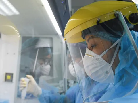 Ngày 12/4, thêm 22.804 ca COVID-19 mới tại 63 tỉnh, thành phố