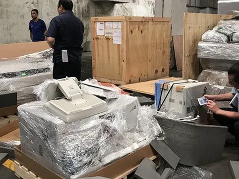 Khởi tố 11 người tiếp sức cho cựu công an ở TP HCM buôn lậu