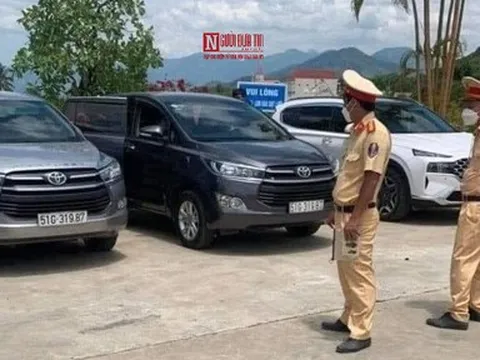 Bình Thuận: 2 xe Innova có cùng biển số dỗ cạnh nhau, tạm giữ 1 xe