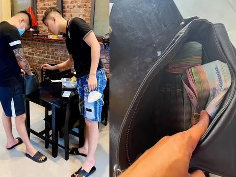 Chủ quán ngồi chờ 6 tiếng để trả chiếc túi có nhiều cục tiền cho khách, không dám rời mắt