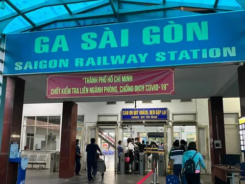 'Cháy' vé dịp 30/4, đường sắt lập thêm tàu, nối thêm toa