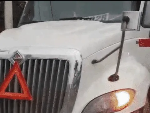 Xe container chạy ngược chiều giữa trung tâm Đà Nẵng để “đổ xăng cho tiện”