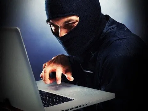 Tạm giữ nam thanh niên lợi dụng sơ hở chiếm đoạt tiền của đồng nghiệp