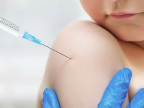 Trẻ từng là F0 khi nào có thể tiêm vắc xin?