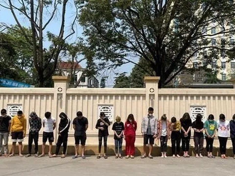 Bắt nhóm nam nữ bay lắc trong quán karaoke ở Thanh Hóa