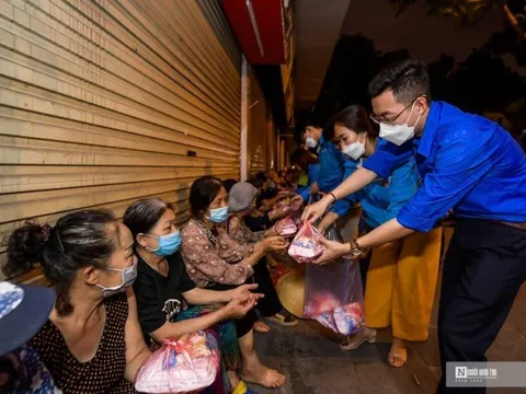 Hà Nội: Xuyên đêm phát hàng trăm suất cơm cho người nghèo