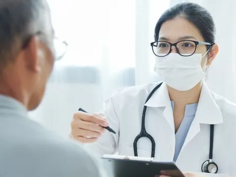 Xuất hiện triệu chứng nào cần đi khám hậu Covid-19? Bác sĩ điều trị giải đáp chi tiết