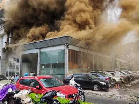 Hà Nội: Cháy nhà hàng dưới hầm toà nhà Vicostone 167 Hoàng Ngân, "khói nâu" bốc cao hàng chục mét, người dân hoảng hốt bỏ chạy