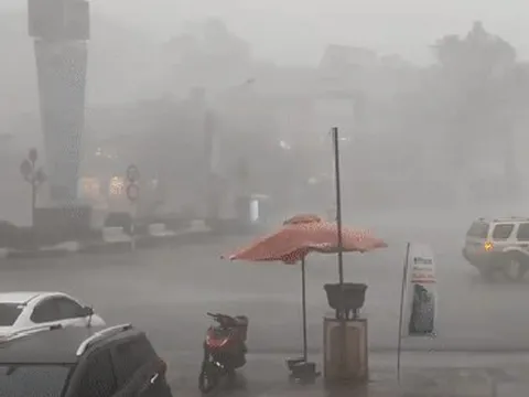 Cảnh tượng đáng báo động ở Đà Lạt sau cơn mưa lớn đầu mùa: Nước cuốn như lũ, có cả mưa đá bể trời!