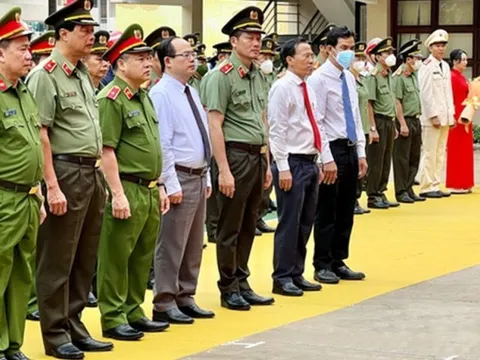 Trao Huân chương Dũng cảm cho Đại úy Thái Ngô Hiếu