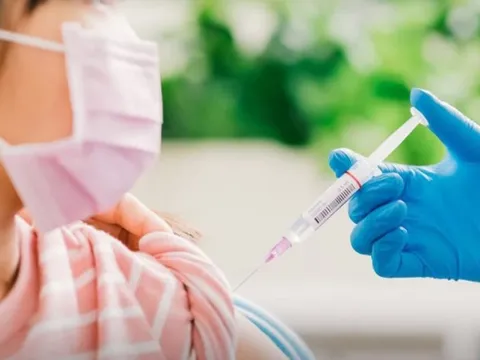 Nhiều người lo ngại tiêm vắc xin Covid-19 ảnh hưởng quá trình dậy thì của trẻ: BS nói gì?