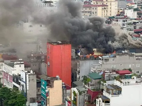 Hà Nội: Cháy lớn trên phố Đê La Thành, cột khói đen bốc cao cuồn cuộn
