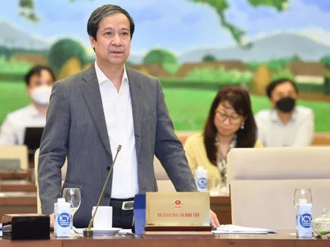 Yêu cầu con học đến 2-3 giờ sáng, luôn phải điểm 10 là bạo lực gia đình?