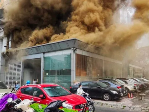 Hà Nội: Cháy tại nhà hàng Buffet trên phố Hoàng Ngân, cột khói lửa bốc cao hàng chục mét