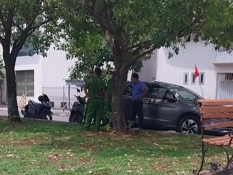 Dùng ghe đưa thi thể nam giới trôi trên kênh Nhiêu Lộc - Thị Nghè vào bờ