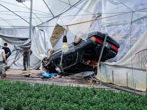 Lâm Đồng: Ôtô rơi dưới vực sâu, hai nạn nhân gãy chân tay