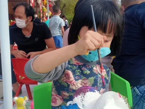 Phải làm sao khi trẻ chậm nói vì nghỉ dịch Covid-19 kéo dài?