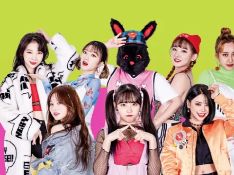 Nữ ca sĩ bí ẩn 4 năm luôn đeo mặt nạ gây xôn xao