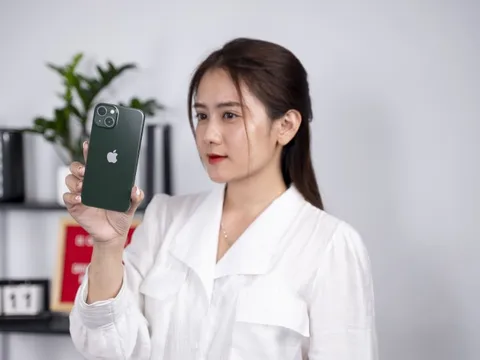 iPhone 13 Series xanh lá tại Việt Nam gây "sốt", "người anh em" iPhone 11 giảm giá cực sâu