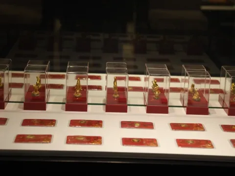 Giá vàng trong nước tiếp tục tăng, ngược đà với vàng thế giới