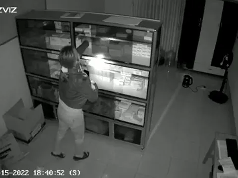 Camera bắt quả tang nữ trạm trưởng lén lấy thuốc trong tủ ở trạm y tế mang đi bán