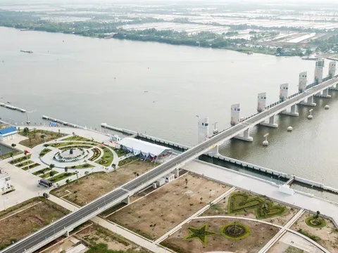 'Siêu cống' lớn nhất Việt Nam đi vào vận hành, người dân lũ lượt kéo đến check in