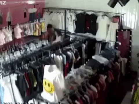 Clip nam thanh niên lao vào tấn công nữ chủ shop quần áo giữa ban ngày